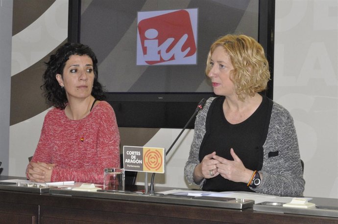 Paloma Lafuente y Patricia Luquin (IU), en rueda de prensa en las Cortes