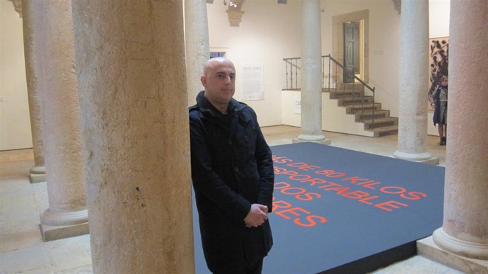 Carlos Suárez posa ante una de las obras de su exposición. 