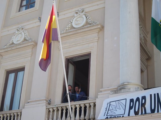 Izado de la bandera republicana en el cuarto mástil del Ayuntamiento de Cádiz