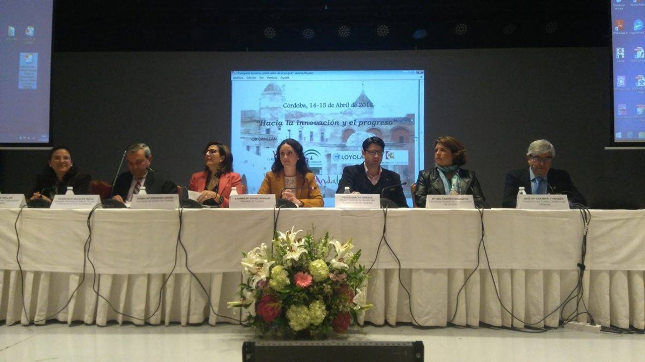 Gómez (centro) junto a García (dcha.) y Borrego (izda.) y otras autoridades