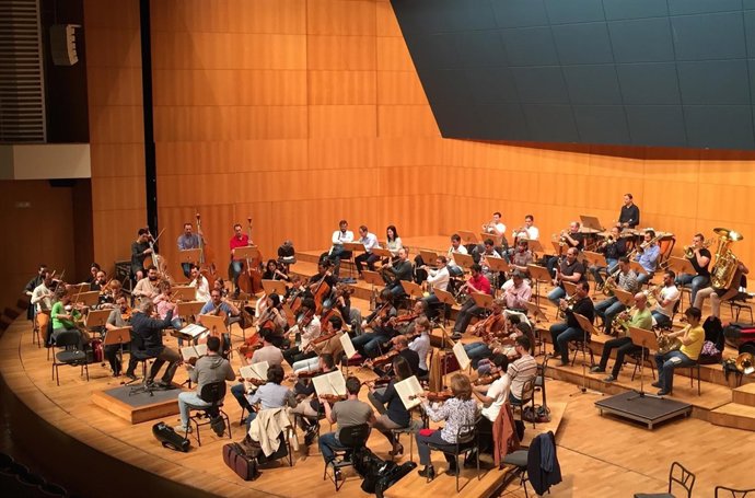 El maestro austriaco Georg Mark dirige a los miembros de la Orquesta
