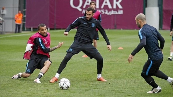 Aleix Vidal, Alves y Mascherano entrenando