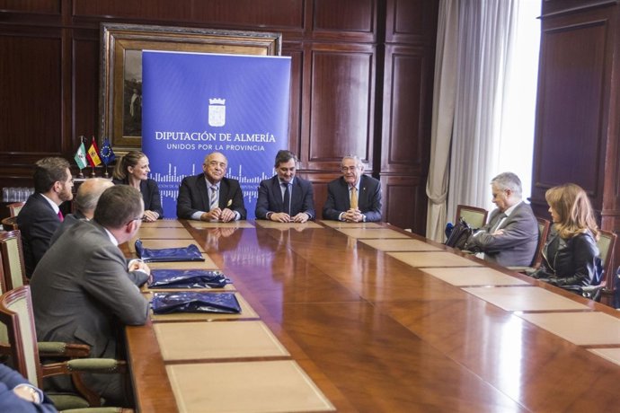 Diputación ha recibido a los participantes en la mesa sobre cáncer de colon.
