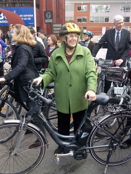 Manuela Carmena con bicicleta