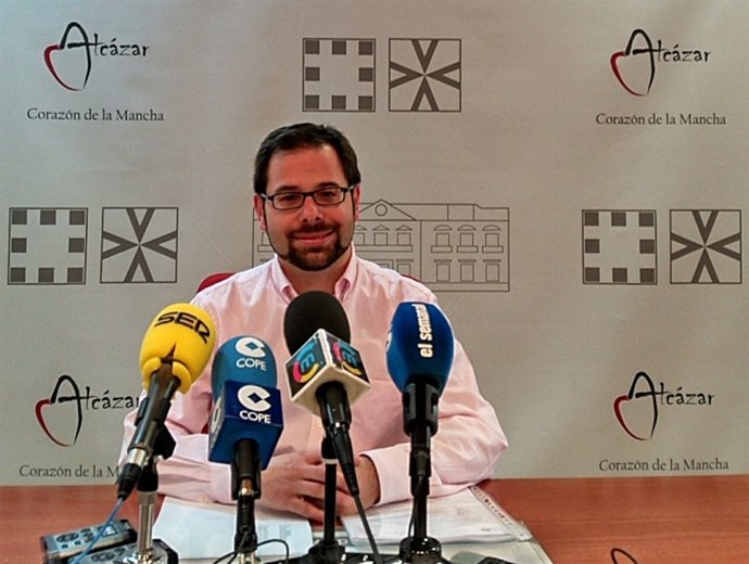 El portavoz del Ayuntamiento de Alcázar en rueda de prensa