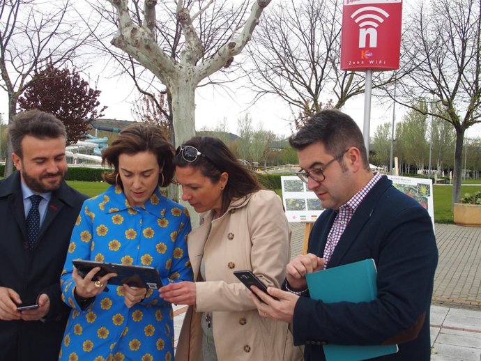 Gamarra, junto al anuncio de la zona WiFi de Las Norias