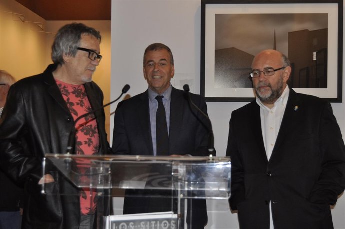 El escritor Antón Castro, el fotógrafo Andrés Ferer y Cosculluela