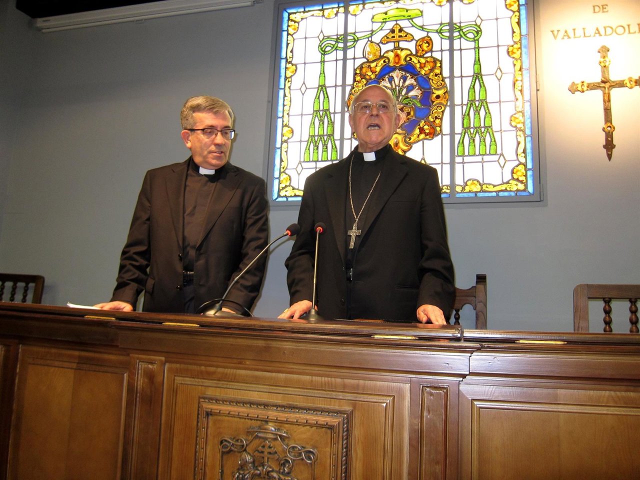 Luis Javier Argüello (izda) junto con el arzobispo de Valladolid.