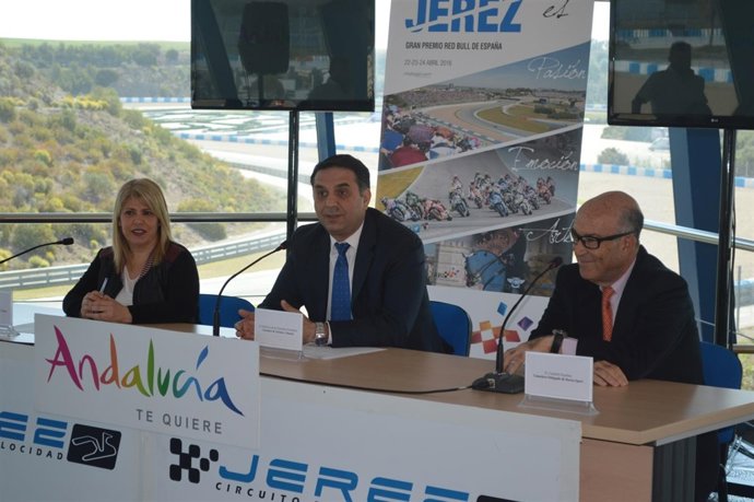El consejero de Turismo con la alcaldesa de Jerez en el Circuito de Velocidad