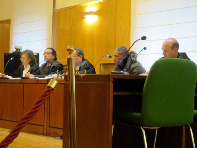 El acusado, segundo por la derecha, durante la primera sesión del juicio.