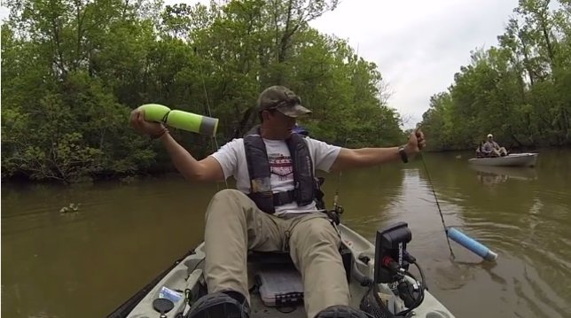 Lance Burgos pesca un caimán en Louisiana