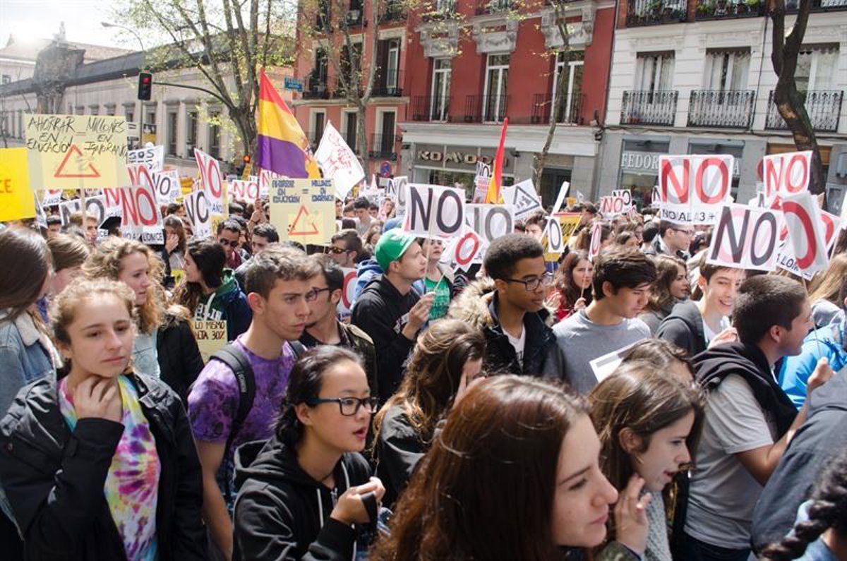Miles de estudiantes salen a las calles en distintas ciudades españolas ...
