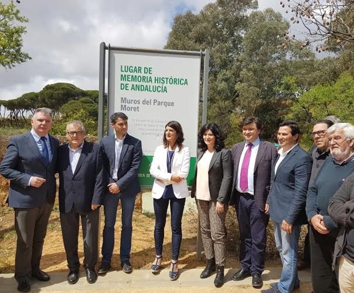 Monolito en el Parque Moret como Lugar de Memoria Histórica.
