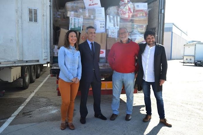 Guijarro y Castillo (dcha.) junto a uno de los camiones de ayuda