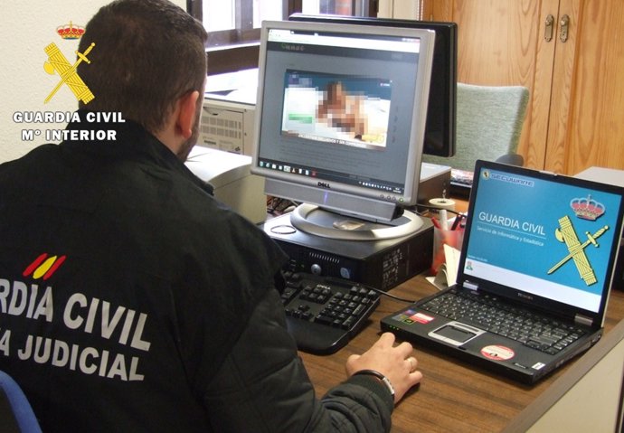 Agente trabaja con ordenadores