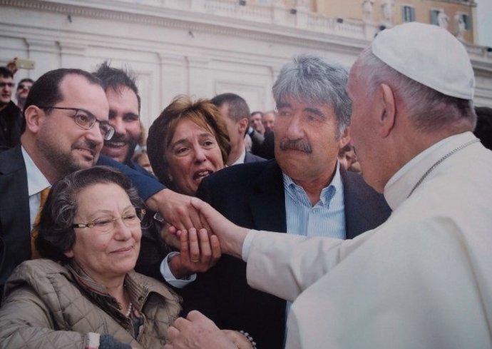 El Papa recibe un DVD de 'Poveda'