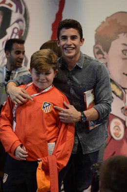 Marc Marquez con un aficionado del Atletico de Madrid