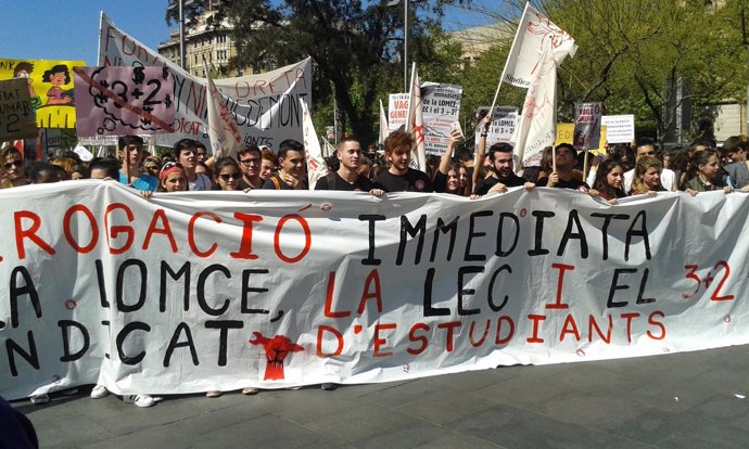 Unos 500 estudiantes se manifiestan contra la Lomce y el 3+2 en Barcelona