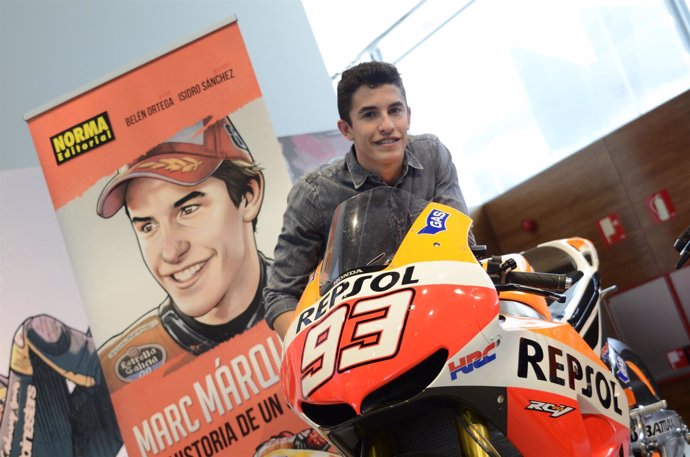 Marc Marquez junto a su moto