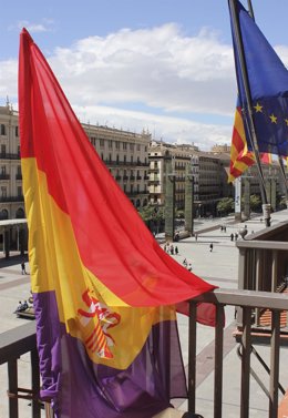 La bandera republicana ondeando en el balcón del Ayuntamiento de Zaragoza