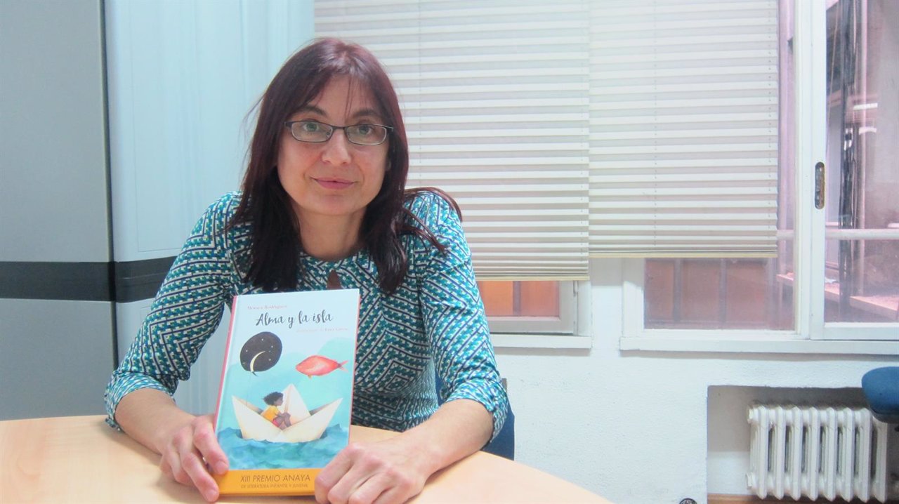 Mónica Rodríguez posa con un ejemplar de 'Alma y la isla'.