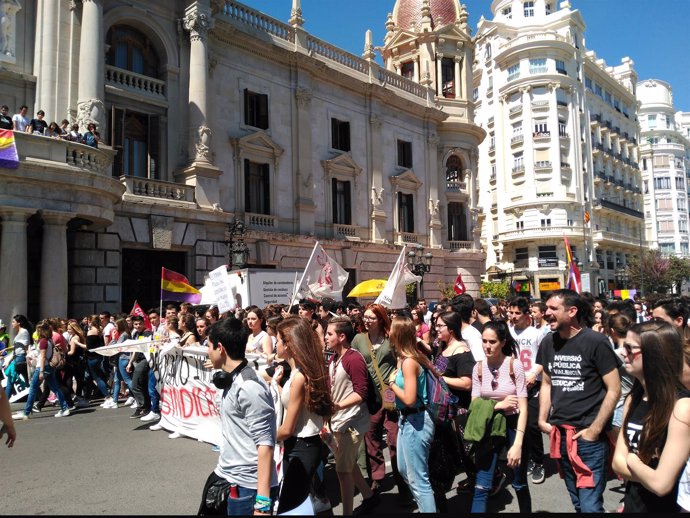 Manifestación de estudiantes en Valencia para pedir la derogación de la LOMCE