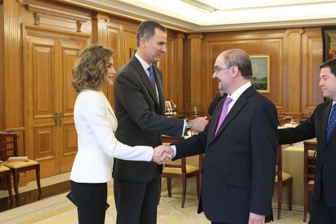 Javier Lambán saludando este jueves a los Reyes de España