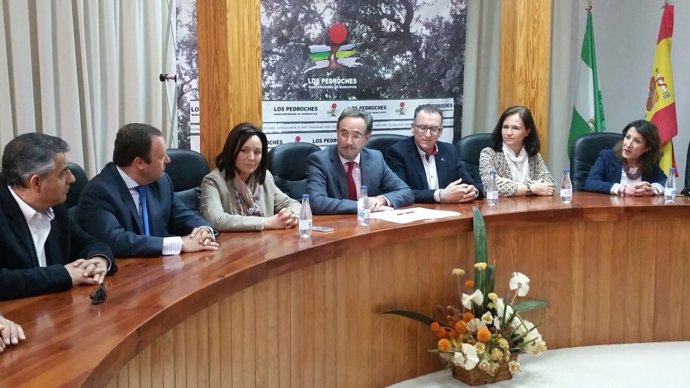 López (centro) en la reunión con los alcaldes