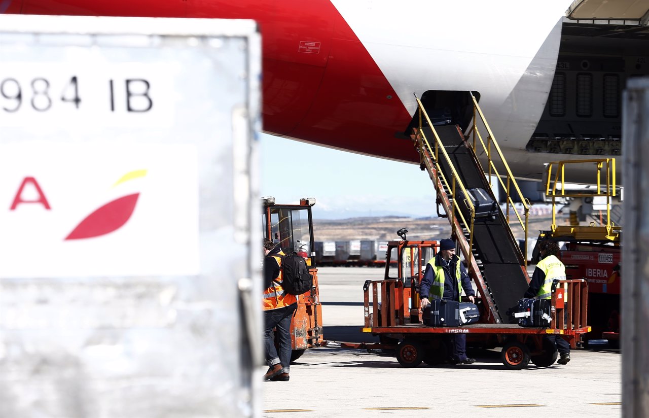 Aeropuerto de Barajas, Iberia, carga de avión, aviones