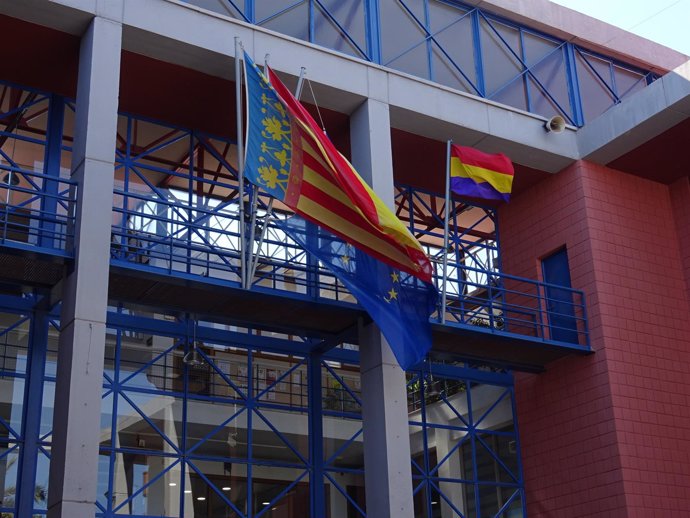 Bandera republicana ondea en el Ayuntamiento de Xirivella