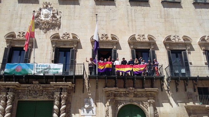 El balcón del Ayuntamiento con la bandera republicana y la del Pueblo Gitano