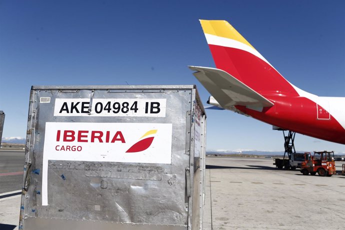 Aeropuerto de Barajas, Iberia, carga de avión, aviones, cola de avión