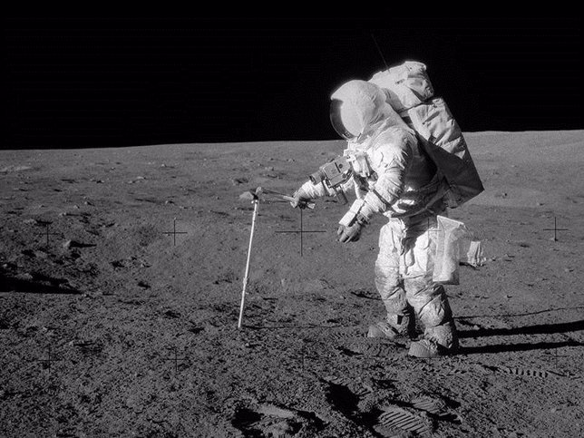 El astronauta Alan L. Bean toma muestras de la superficie lunar