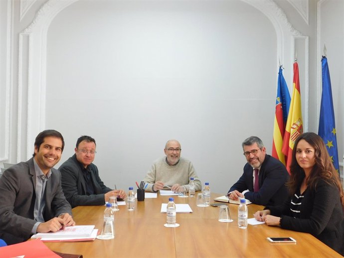 El conseller Alcaraz con miembros del Club de las Primeras Marcas