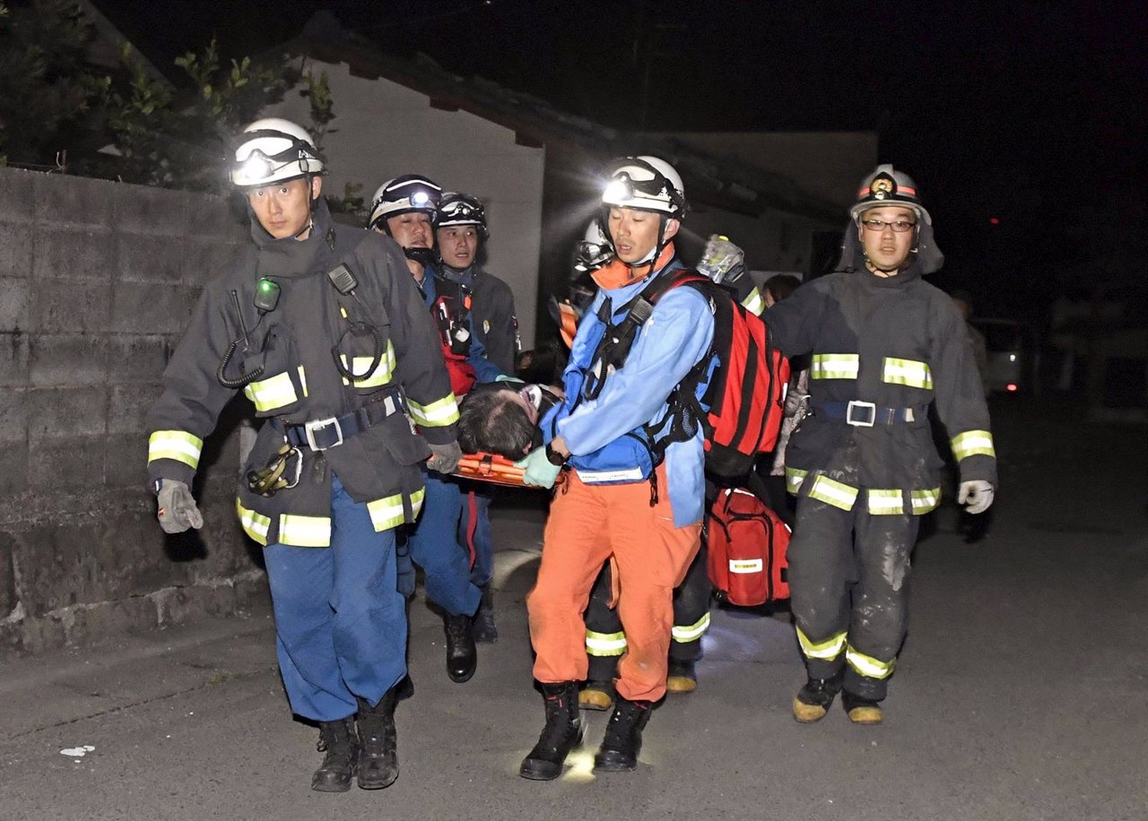 Equipos de rescate con un herido del terremoto en Japón