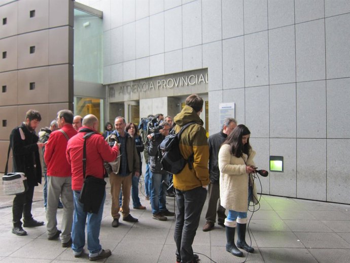 Periodistas a las puertas de los juzgados. Caso Marea. Juicio Marea