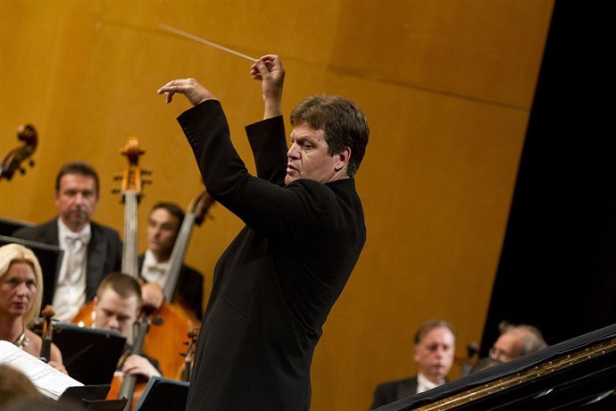 El Titular De Laorquesta Filarmónica De Málaga 