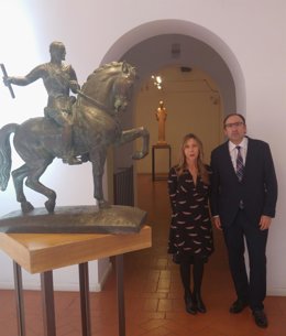 El alcalde de Palencia y la concejal de Cultura ante una de las esculturas
