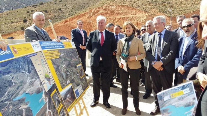 La ministra de Agricultura, Isabel García Tejerina, en Las Parras.