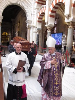 El obispo precede la entrada del féretro de Castillejo en la Mezquita-Catedral