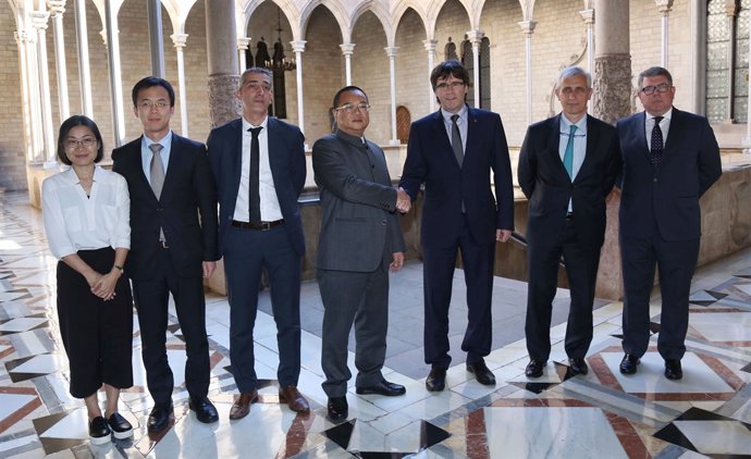 Puigdemont se reúne con el presidente del RCD Espanyol, Chen Yanshe