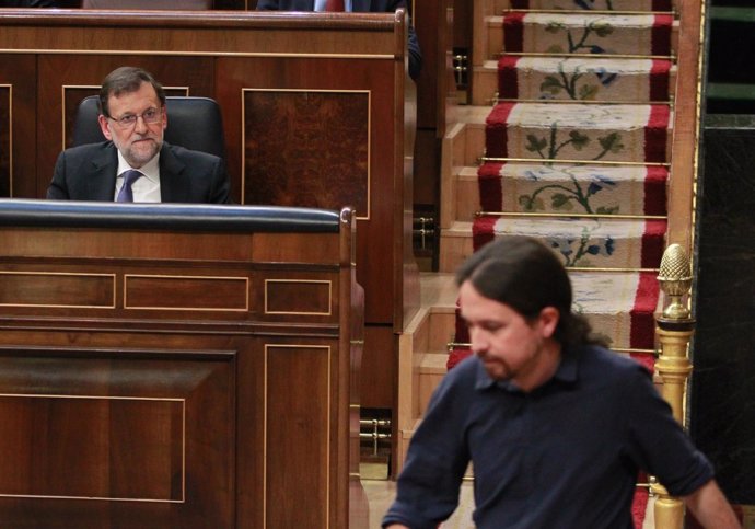 Mariano Rajoy viendo subir a la tribuna a a Pablo Iglesias 