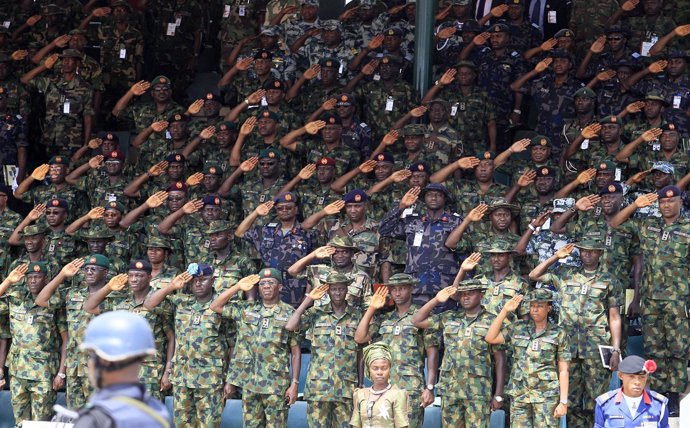 Oficiales durante el desfile del 150 aniversario del Ejército de Nigeria