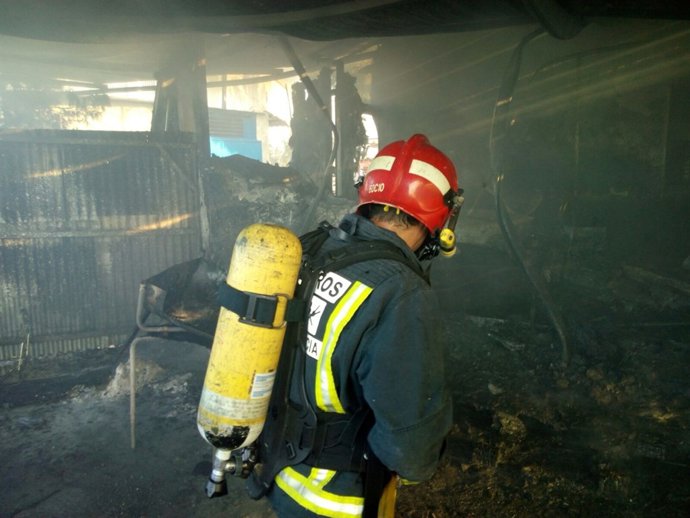 Un Bombero del CEIS en el lugar del incendio