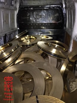 Bobinas de metal en el interior de la furgoneta. 