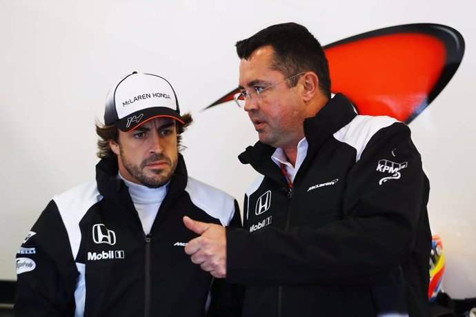 Fernando Alonso y Eric Boullier (McLaren)