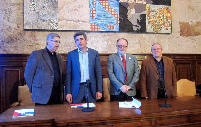 Mesa de inauguración del Foro de las Identidades de Castilla y León en Salamanca