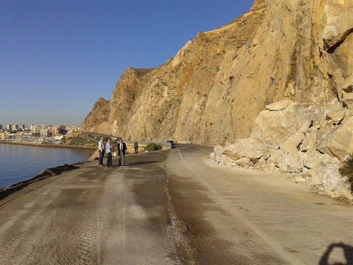 Carretera de El Cañarete tras los desprendimientos 