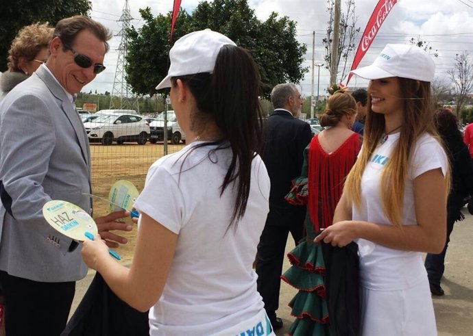 Reparto de 'paipais' de Daikin en la Feria de Sevilla