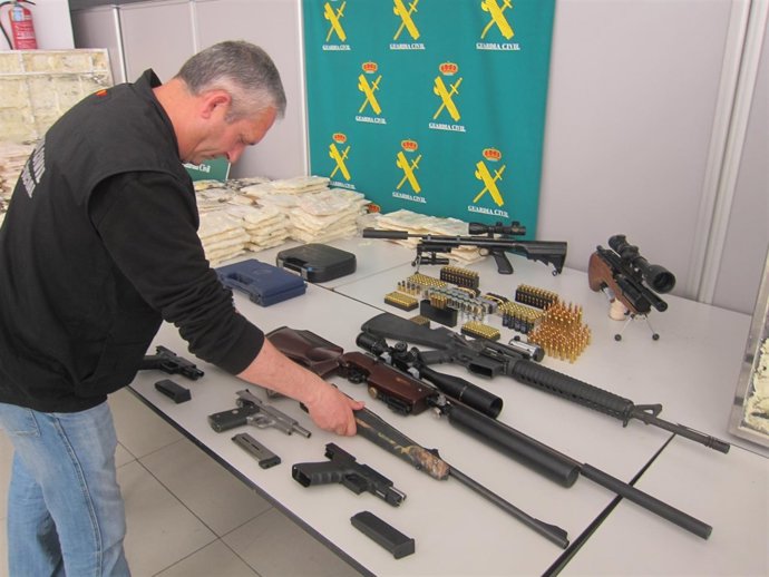 Droga y armas incautadas a una red que introducía cocaína en muebles desde Perú 